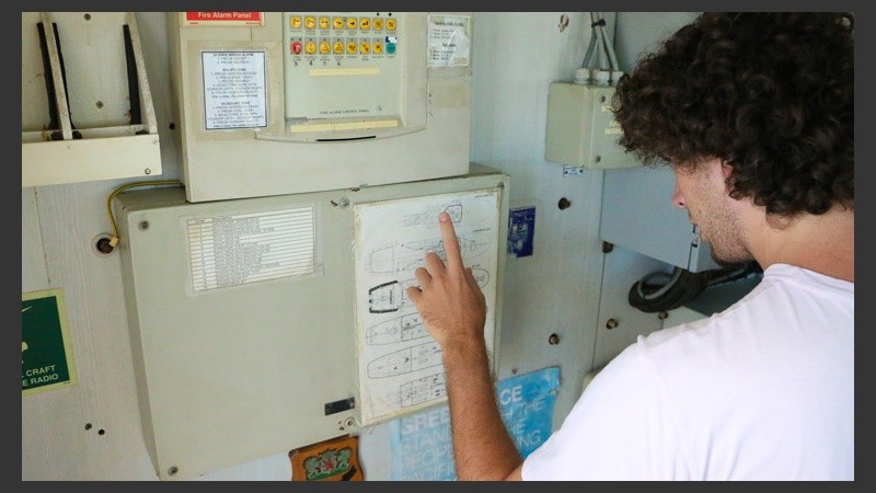 Un joven observa con detalle el mapa del barco. (Alan Monzón/Rosario3.com)