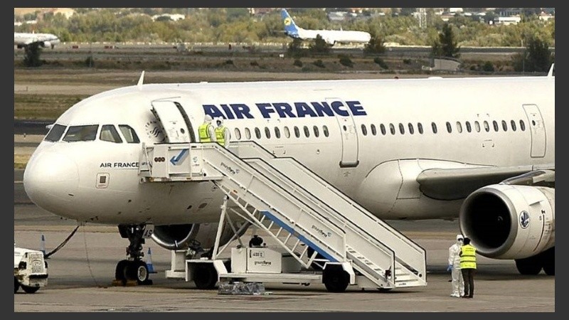 El cuerpo fue encontrado durante una operación de mantenimiento en el aeropuerto parisino de Orly.