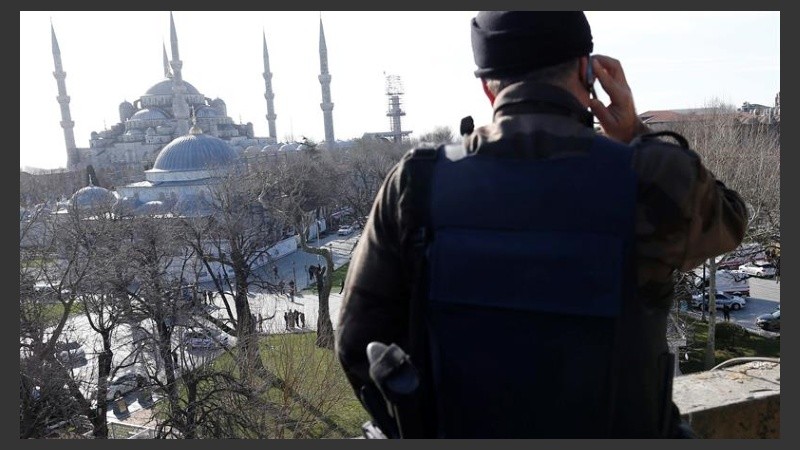 Custodia policial en la zona de la mezquita. 
