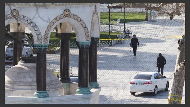 Policías turcos vigilan en los alrededores de la Mezquita Azul. (EFE)