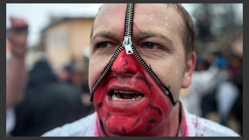 Un hombre disfrazado durante el evento. Los participantes dicen que con máscaras espantan a los malos espíritus. (EFE)