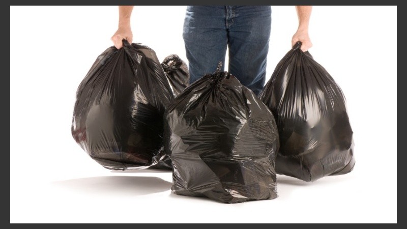 Las bolsas negras de plástico reciclado son la opción sugerida para arrojar los residuos hogareños.