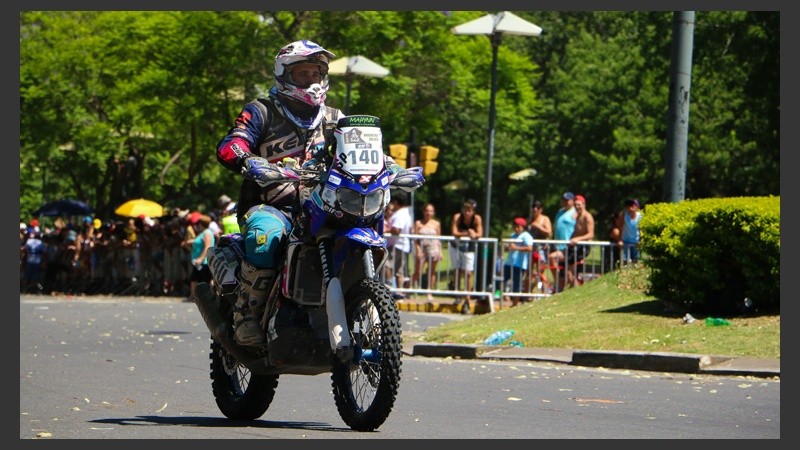 Una de las motos ingresando al Parque nacional a la Bandera. (Alan Monzón/Rosario3.com)