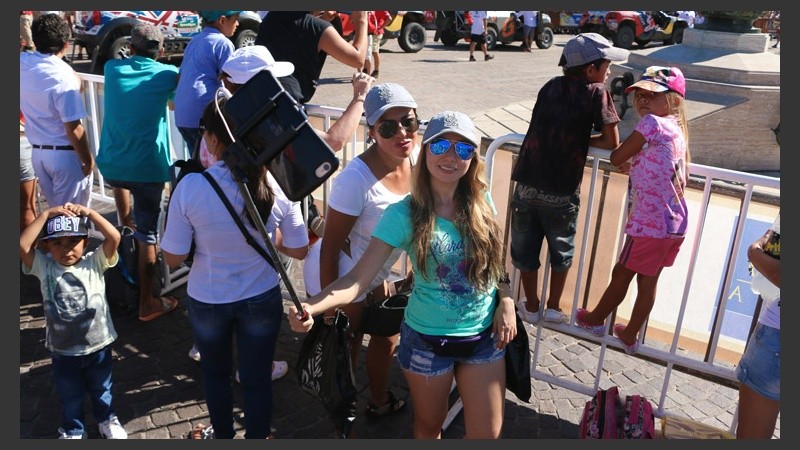 Dos chicas se sacan una selfie durante la tarde calurosa. (Alan Monzón/Rosario3.com)