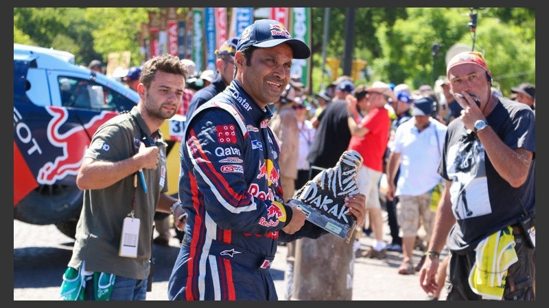 El piloto Nasser Al Attiyah muestra su premio. Salió segundo con su mini. (Alan Monzón/Rosario3.com)