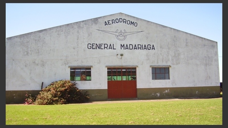 El aeródromo de General Madariaga está ubicado sobre la ruta 74, cerca de Pinamar. 