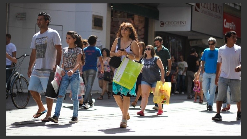 En verano, algunos comercios son un alivio cuando se camina por la peatonal.