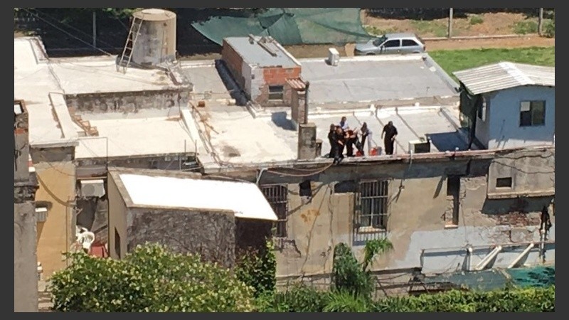 Varios efectivos en los techos de la cárcel de mujeres este lunes, durante el principio de motín.