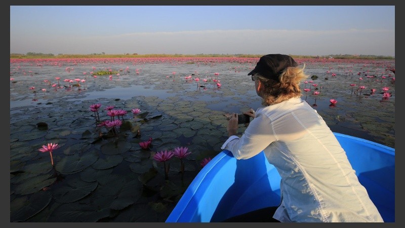 Una visitante sobre el lago ubicado en la provincia de Udon Thaniel al noreste del país asiático. (EFE)