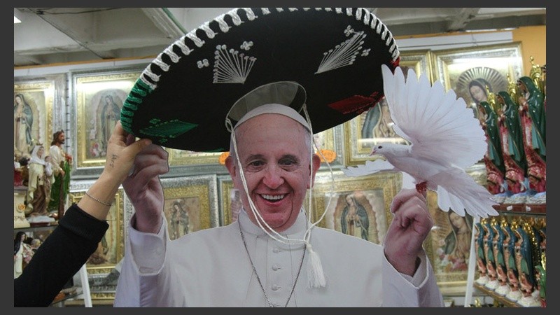 La figura del Papa con un sombrero de mariachi en una casa de venta de objetos religiosos en Distrito Federal. (EFE)