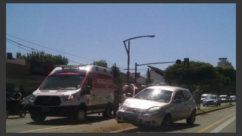 Un auto terminó arriba del cantero central de Pellegrini. 