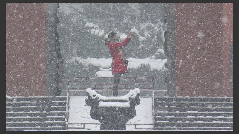 Pese a la copiosa nieve, hay quienes aprovechas para tomarse selfies.
