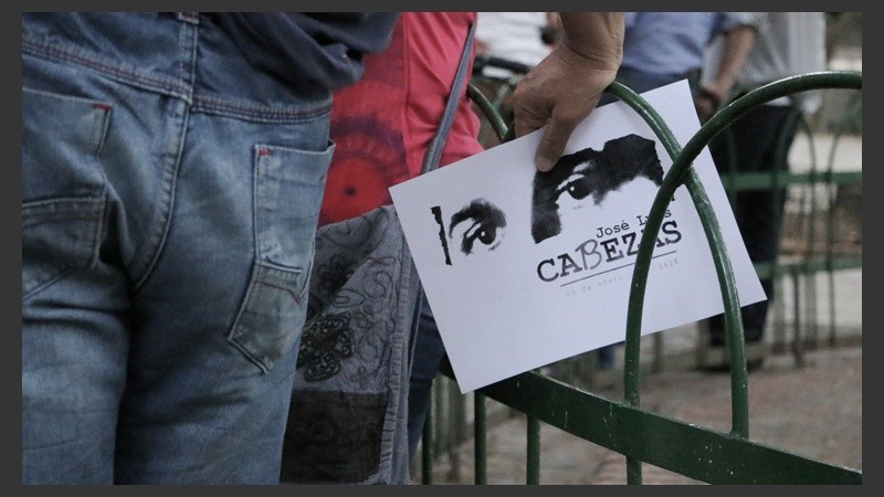 “‎No se olviden de Cabezas - ‎Los ojos hablan”, la consiga del acto para recordar al reportero gráfico asesinado. (Alan Monzón/Rosario3.com)