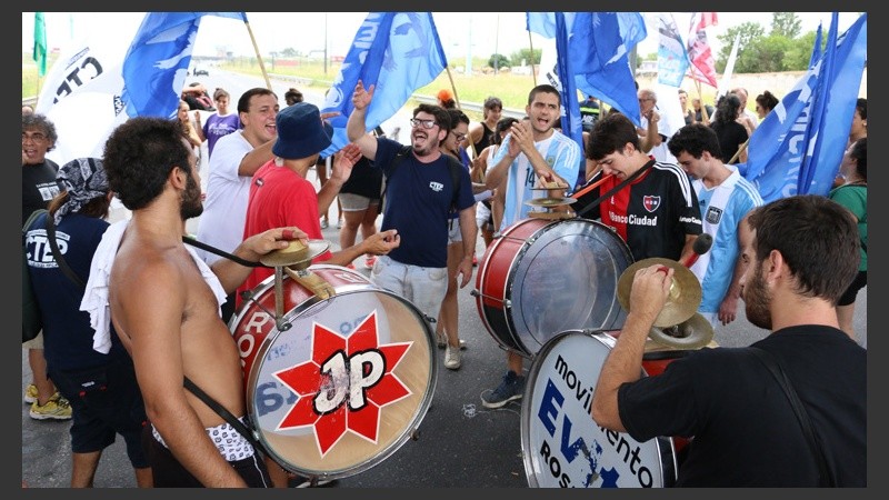 Jóvenes de diferentes organizaciones realizaron la protesta este viernes. (Rosario3.com)