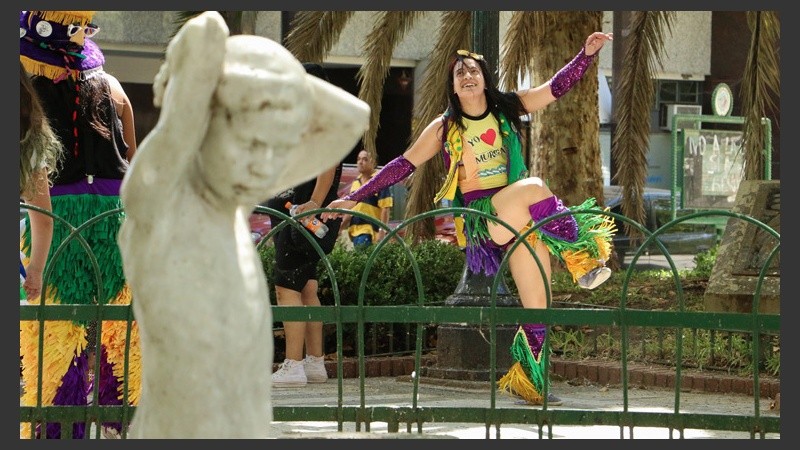 Una joven disfruta del baile en plaza Pringles este lunes. (Alan Monzón/Rosario3.com)