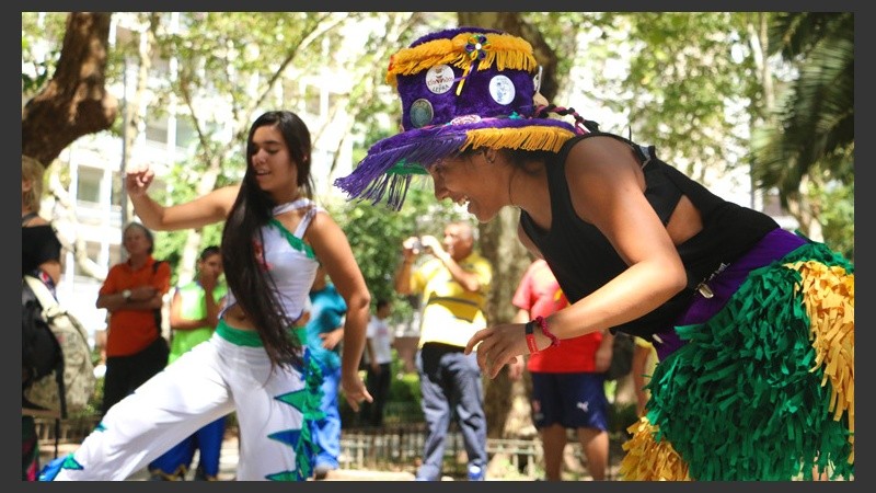 Mucho baile y alegría en plaza Pringles. (Alan Monzón/Rosario3.com)