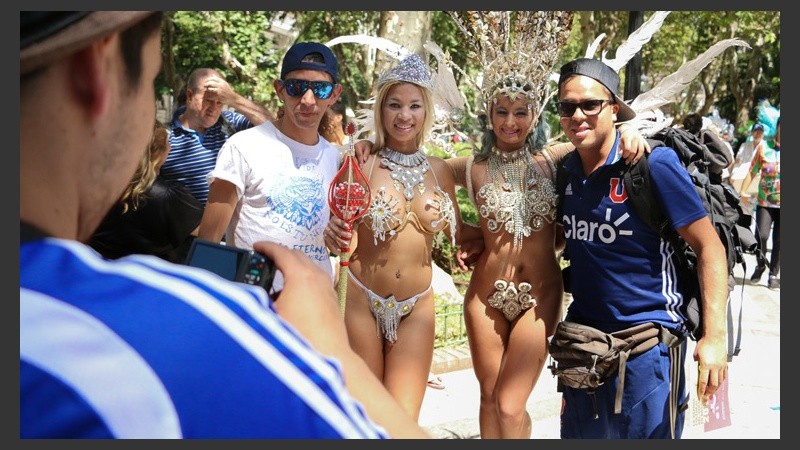 Turistas chilenos aprovecharon para sacarse unas fotos con las bellas chicas. (Alan Monzón/Rosario3.com)