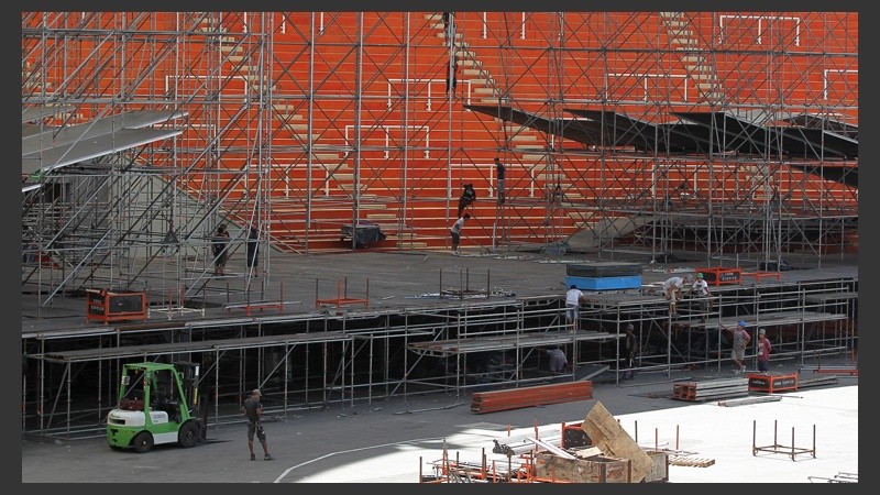 Un gran escenario es montado en el estadio ubicado en la ciudad de La Plata. (EFE)