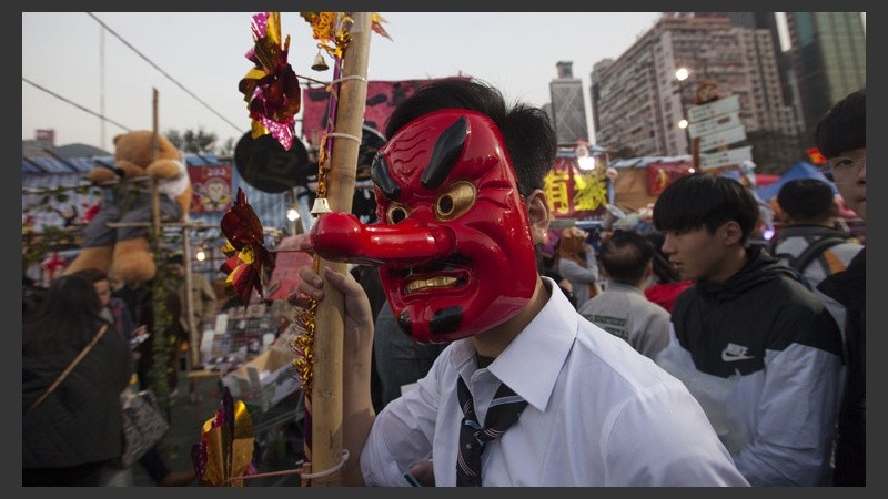 Un joven chino portando una máscara durante la Feria del Año Nuevo Lunar Chino. (EFE)