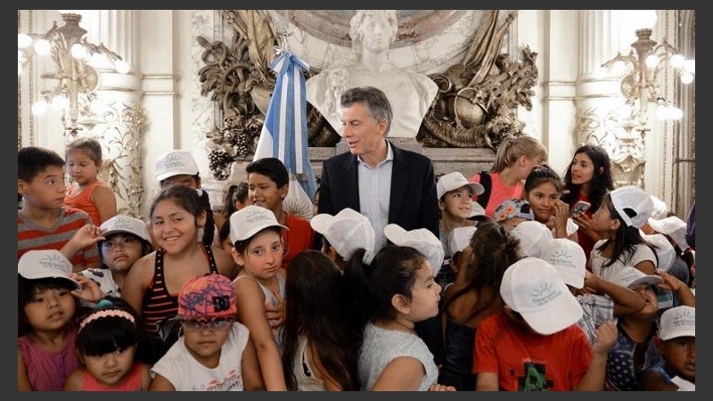 Macri con los chicos en la Casa de Gobierno. 