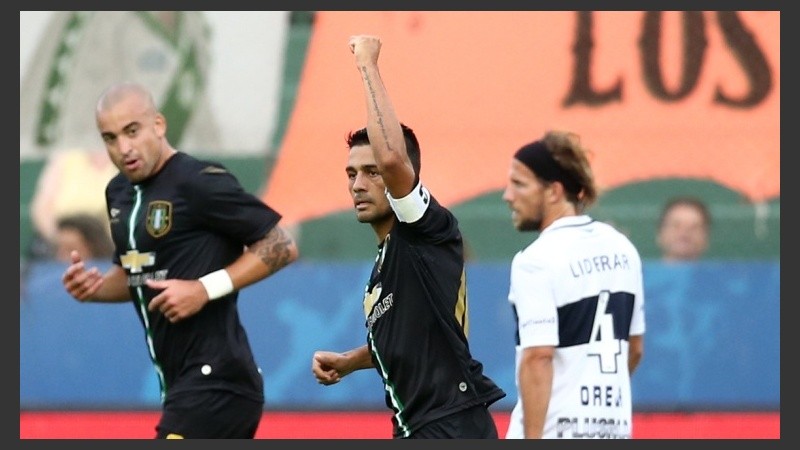 Erviti celebra junto al Tanque Silva el primer gol de la temporada 2016.