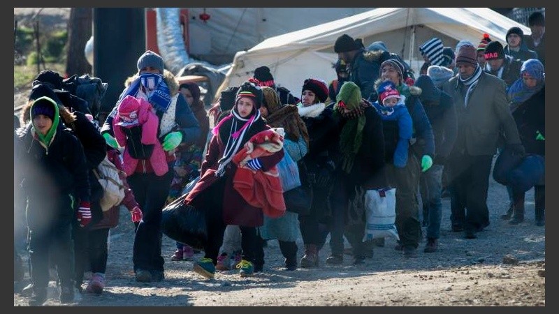 A pesar de las frías temperaturas, en la frontera entre Macedonia y Grecia, hay más más de siete mil refugiados.