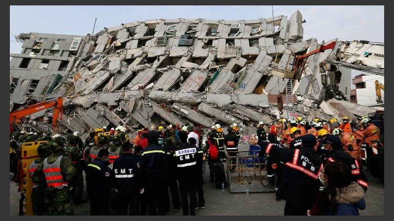 Los equipos de rescates continúan ante el fuerte terremoto en el sur de Taiwán el pasado sábado. (EFE)