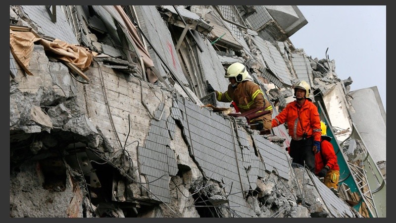La mayoría de las víctimas mortales se encontraban en el edificio Weiguan Jinlong de 17 pisos en Tainan. (EFE)