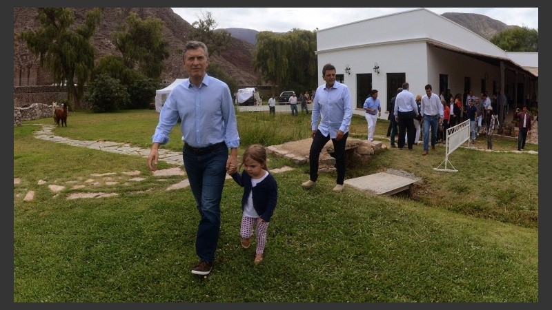 Macri con su hija y seguido por Massa, en un típico paisaje jujeño. 