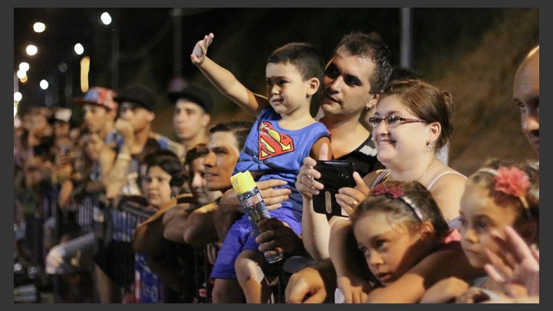 Mucha gente se acercó al corsódromo este sábado por la noche. (Rosario3.com)