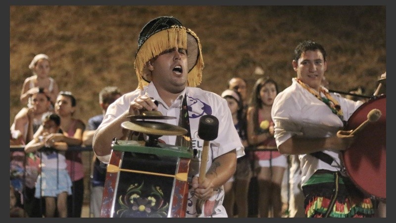 No faltaron los bombos y platillos en la noche de carnaval. (Rosario3.com)