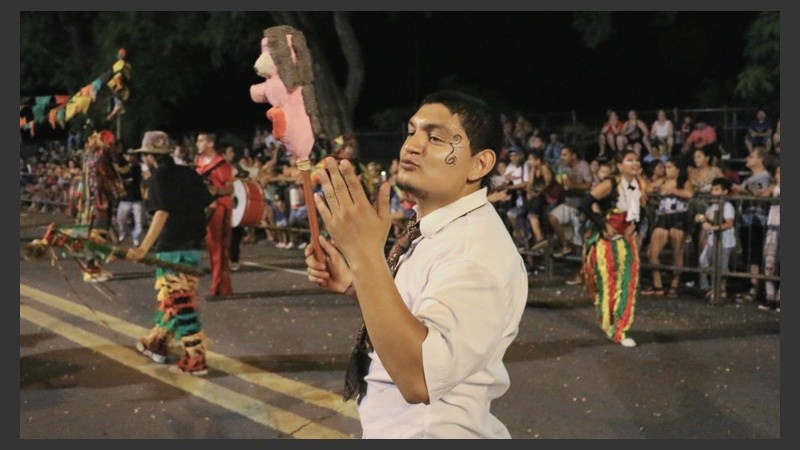 Un joven murguero saluda a la gente que en buen número se hizo presente en el corsódromo local. (Rosario3.com)
