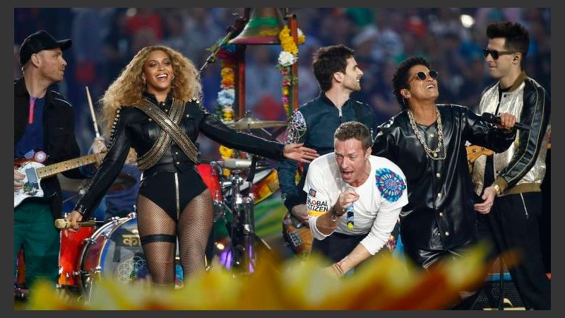 Coldplay, Beyoncé y Bruno Mars levantaron a la multitud presente.