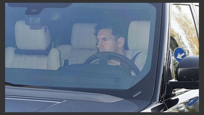 Messi llegó a la clínica manejando su vehículo. 