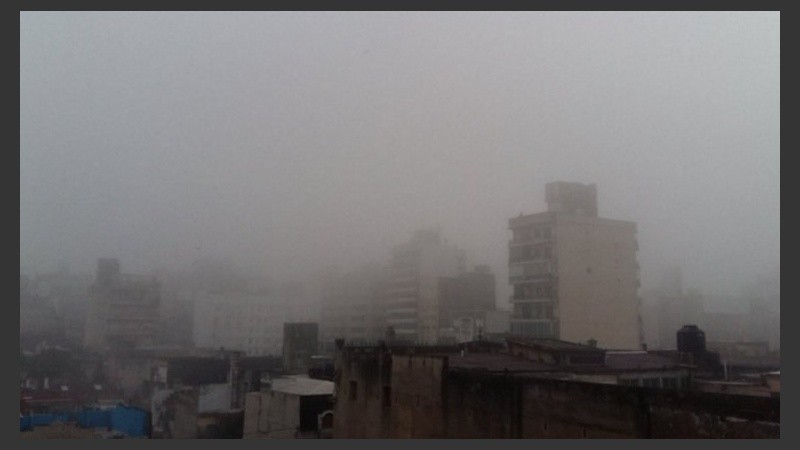 Una capa de niebla flota sobre Rosario. 