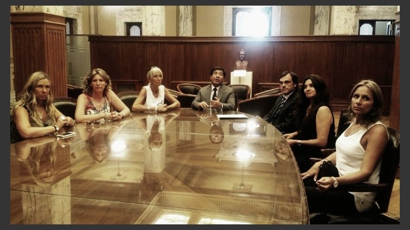 Familiares de las víctimas en la reunión con Echegaray.