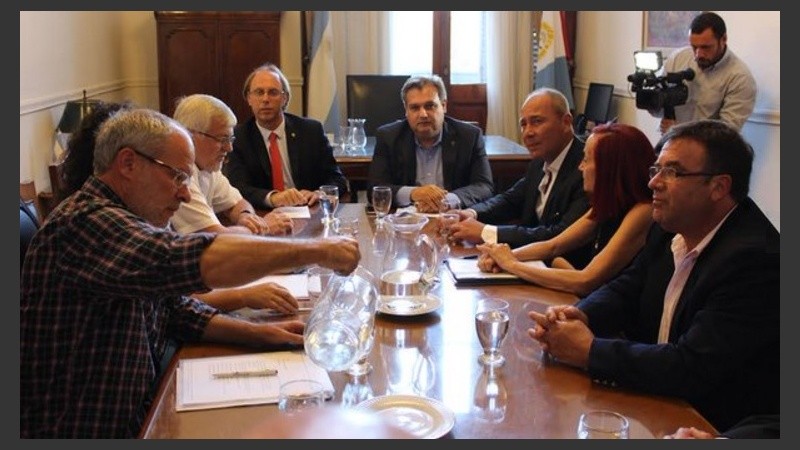 El ministro de Gobierno, Pablo Farías, encabezó la reunión con ATE y UPCN.
