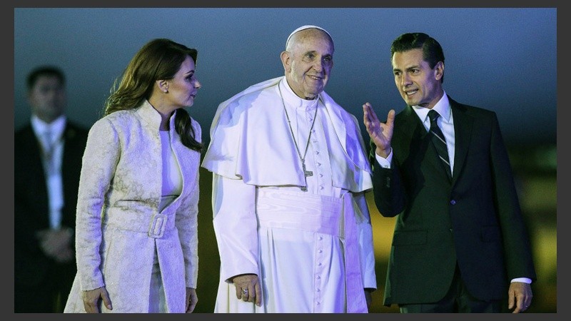 Llegó este viernes por la noche y fue recibido por el presidente de México Enrique Nieto y su mujer Angélica Rivera. (EFE)