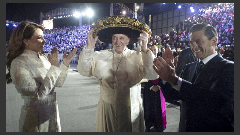 Francisco sonríe. Una cálida bienvenida le dieron los mexicanos en su llegada al país. (EFE)