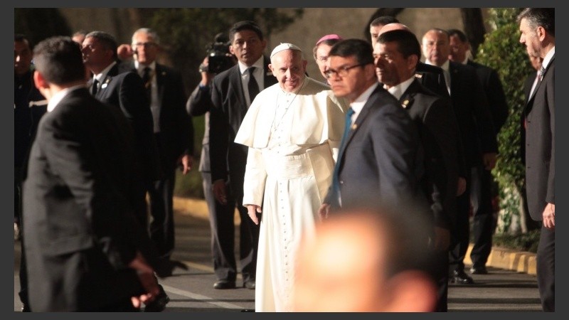  El papa Francisco saluda a los asistentes a su llegada a la Nunciatura Apostólica en Ciudad de México.