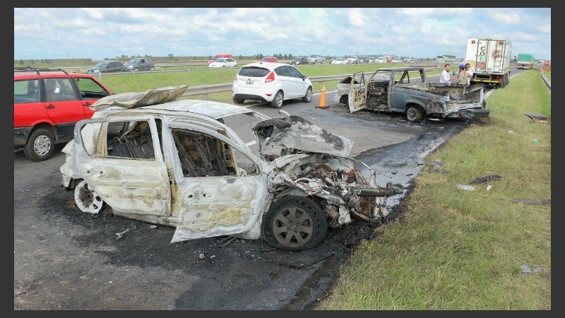 Así quedaron los vehículos tras el accidente en la autopista a Córdoba.