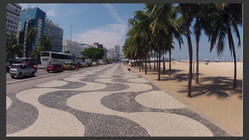 La víctima estaba con amigas en la popular playa de Copacabana cuando fue acuchillada. 