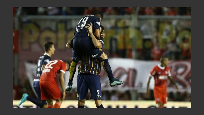 Festejo central. Donatti y Salazar se abrazan después del primer gol.