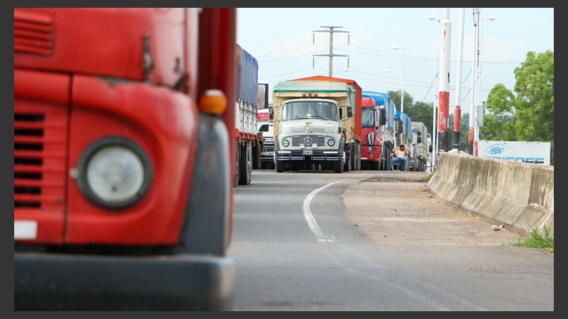 Los camioneros esperan sobre Circunvalación. (Alan Monzón/Rosario3.com)