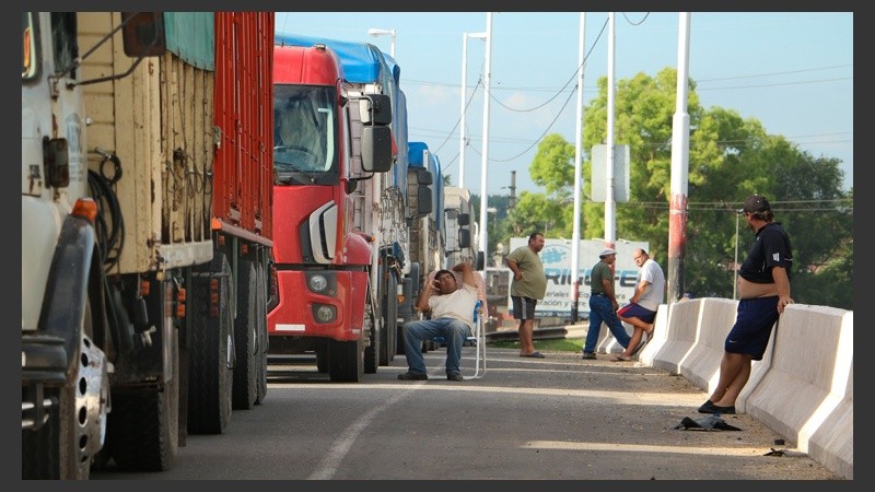 Larga fila de camiones se encuentran detenidos sobre la calzada desde el miércoles por la noche. (Alan Monzón/Rosario3.com)
