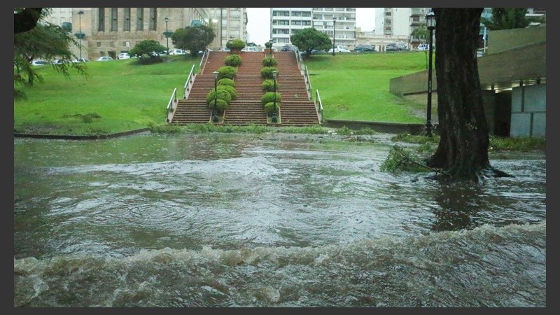 Todo inundado en la zona del Monumento a la Bandera. (Rosario3.com)
