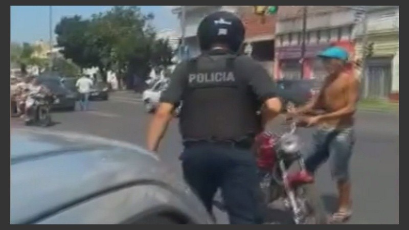 Momento en que agentes policiales se acercan al lugar y se dirigen a hablar con el motociclista y el automovilista armado.