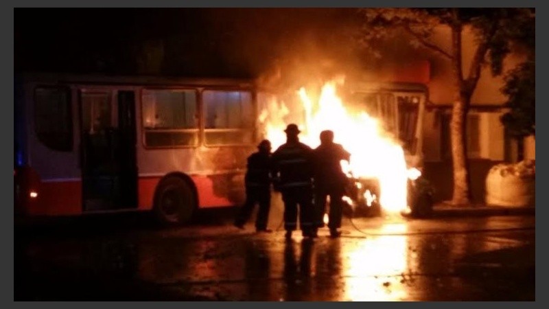 Los policías les salvaron las vidas a los ocupantes del auto que se prendió fuego. 