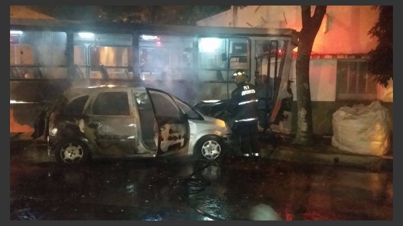 Los policías les salvaron las vidas a los ocupantes del auto que se prendió fuego. 