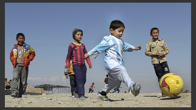 El niño afgano de 5 años, Murtaza Ahmadi, con la camiseta de la Selección Argentina firmada por Messi. (EFE)
